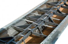 Drag Chain Conveyor by U.G. Bottling Systems