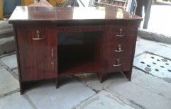 Batcha Furnitures Wooden Modern Office Table, No. Of Drawers: 3 Drawer, for Corporate Office